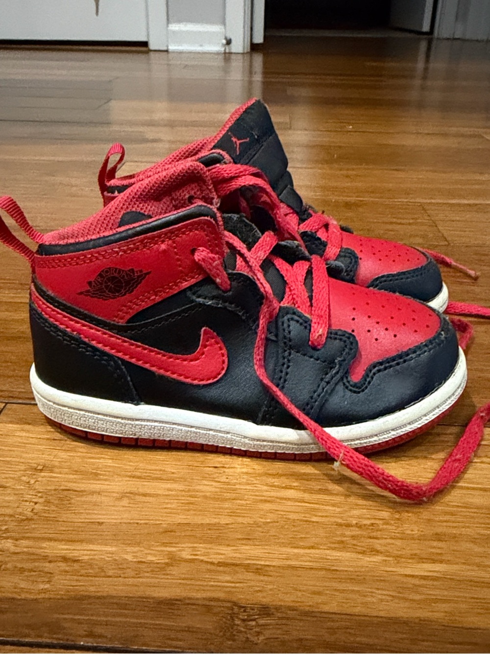 Nike Air Jordan 1 Mid Bred Red Black Shoes
Sneakers Toddler Size 8C DQ8425-060